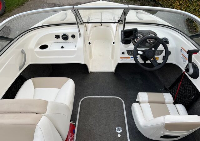 Bayliner 175 GT Front Seating